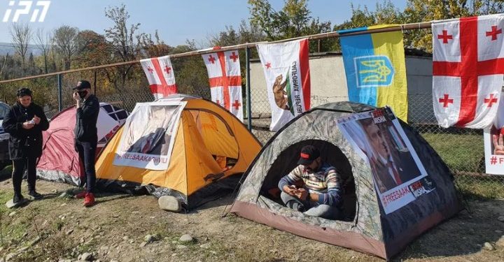 რუსთავში, მე-12 პენიტენციურ დაწესებულებასთან ამ დროისთვის 9 კარავია გაშლილი