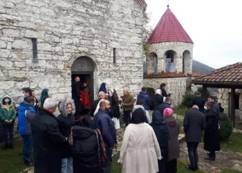 მარტვილში წაჩხურუს ტაძარში მეუფე სტეფანეს განკვეთილი სასულიერო პირები შეძახილებით დახვდნენ
