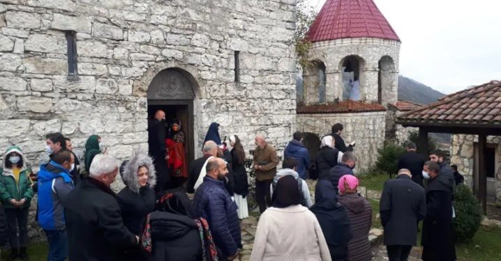 მარტვილში წაჩხურუს ტაძარში მეუფე სტეფანეს განკვეთილი სასულიერო პირები შეძახილებით დახვდნენ
