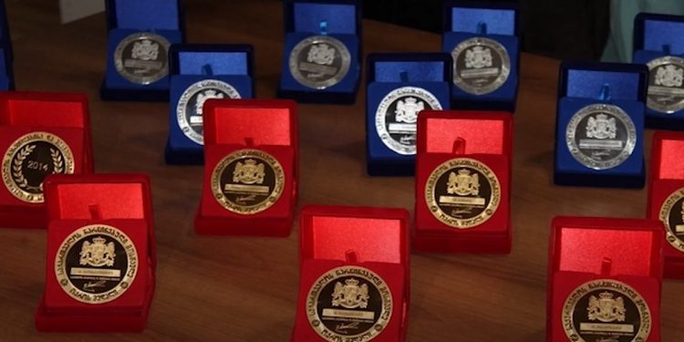 ოზურგეთში ოქროს მედლები სამი წლის დაგვიანებით დარიგდა