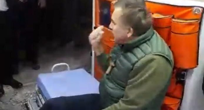 “წამიყვანეთ უკან რუსთავის ციხეში, მე აქედან ჩემი ფეხით არ გადმოვალ” – პენიტენციური მიხეილ სააკაშვილის მორიგ კადრებს ასაჯაროებს