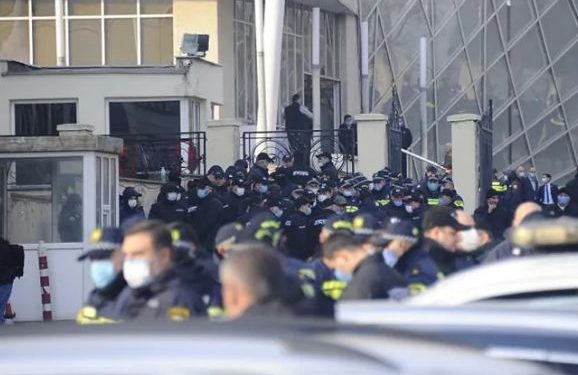 სასამართლოს ეზოში არც მედიის წარმომადგენლებს და არც მიხეილ სააკაშვილის მომხრეებს არ უშვებენ