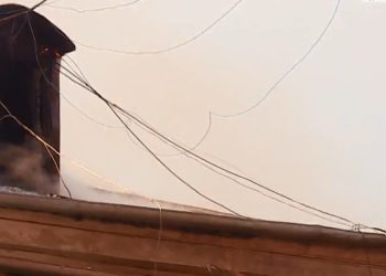 თბილისში, მარჯანიშვილზე 2 სართულიანი სახლის სახურავს ცეცხლი უკიდია