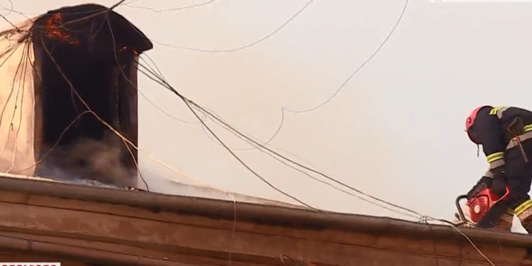 თბილისში, მარჯანიშვილზე 2 სართულიანი სახლის სახურავს ცეცხლი უკიდია