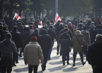 საპროტესტო აქციის მონაწილეები მთავრობის ადმინისტრაციიდან იუსტიციის სამინისტროსკენ მსვლელობით მიემართებიან