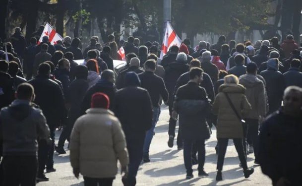 საპროტესტო აქციის მონაწილეები მთავრობის ადმინისტრაციიდან იუსტიციის სამინისტროსკენ მსვლელობით მიემართებიან