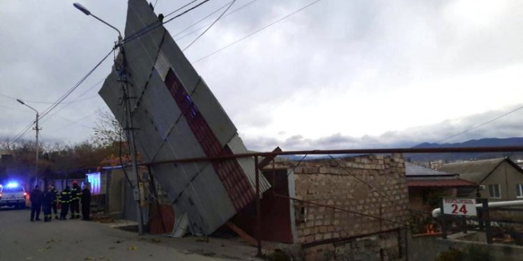 ძლიერი ქარი თბილისში – დაზიანებულია სახურავები და სარეკლამო ბანერები, წაქცეულია ხეები