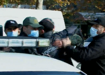 სუს-თან მიმდინარე საპროტესტო აქციაზე ხმაურია – პოლიციამ რამდენიმე პირი დააკავა