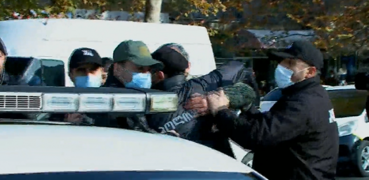 სუს-თან მიმდინარე საპროტესტო აქციაზე ხმაურია – პოლიციამ რამდენიმე პირი დააკავა