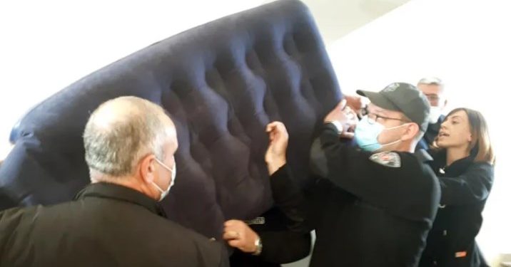 ზუგდიდის საკრებულოს ახლად არჩეულმა წევრებმა, რომლებიც სააკაშვილის სამოქალაქო საავადმყოფოში გადაყვანის მოთხოვნით შიმშილობენ, ლეიბები საკრებულოს დარბაზში გაშალეს