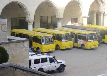 პარლამენტის ეზოში რამდენიმე ავტობუსით სამართალდამცავები შეიყვანეს