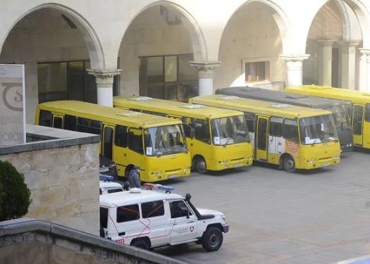 პარლამენტის ეზოში რამდენიმე ავტობუსით სამართალდამცავები შეიყვანეს