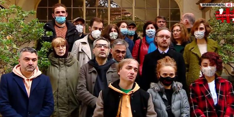 “მოუხმეთ კეთილგონიერებას” – მწერლებმა ტორესა მოსის მხარდამჭერი აქცია გამართეს