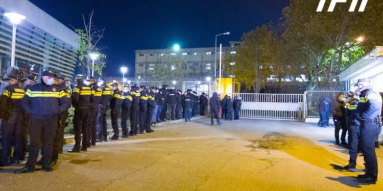 იგეგმება თუ არა მიხეილ სააკშვილის გლდანის მე-18 პენიტენციური დაწესებულებიდან გადაყვანა – გარე პერიმეტრზე სამართალდამცველები არიან განლაგებული