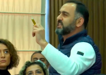 ბათუმის საკრებულოს სხდომაზე მირდატ ქამადაძემ შპრიცით “უწყინარი” ნივთიერება დაღვარა