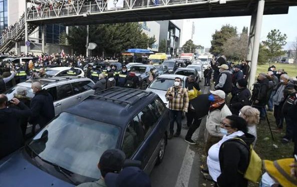 მიხეილ სააკაშვილის მხარდამჭერებმა საქალაქო სასამართლოსთან საავტომობილო გზა გადაკეტეს