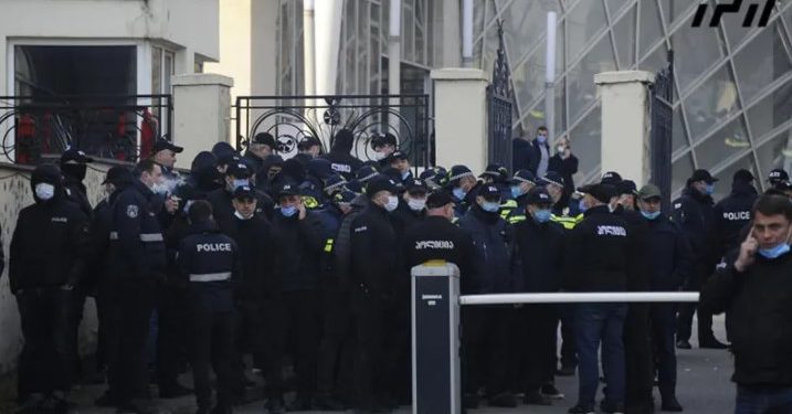 საქალაქო სასამართლოსთან, სადაც მიხეილ სააკაშვილის სასამართლო პროცესი უნდა გაიმართოს, დიდი ოდენობით სამართალდამცავები არიან მობილიზებული