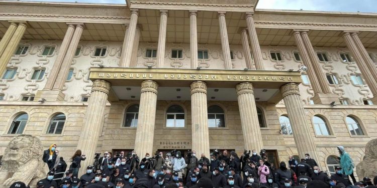 სააკაშვილის ადვოკატებმა სხდომა პროტესტის ნიშნად დატოვეს