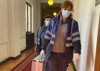 პარლამენტში, ელენე ხოშტარიასთან სასწრაფო დახმარება მივიდა