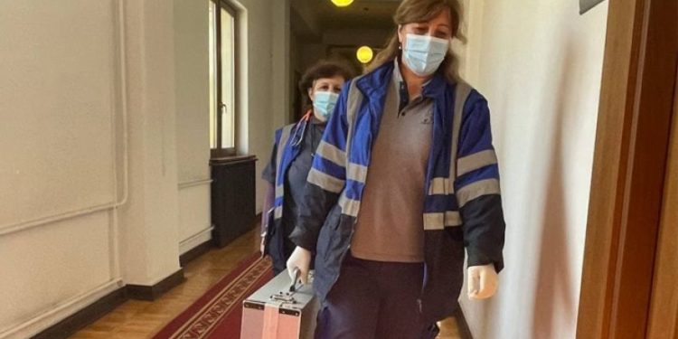 პარლამენტში, ელენე ხოშტარიასთან სასწრაფო დახმარება მივიდა