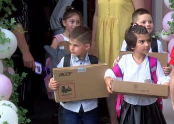 ბუქების მომლოდინე პირველკლასელები და ონლაინ სწავლებაზე გადასული სკოლები. რატომ არ დაურიგდათ ოზურგეთელ ბავშვებს კომპიუტერები