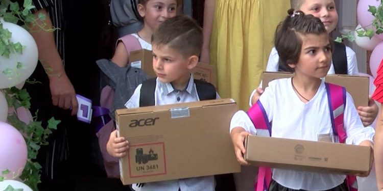 ბუქების მომლოდინე პირველკლასელები და ონლაინ სწავლებაზე გადასული სკოლები. რატომ არ დაურიგდათ ოზურგეთელ ბავშვებს კომპიუტერები