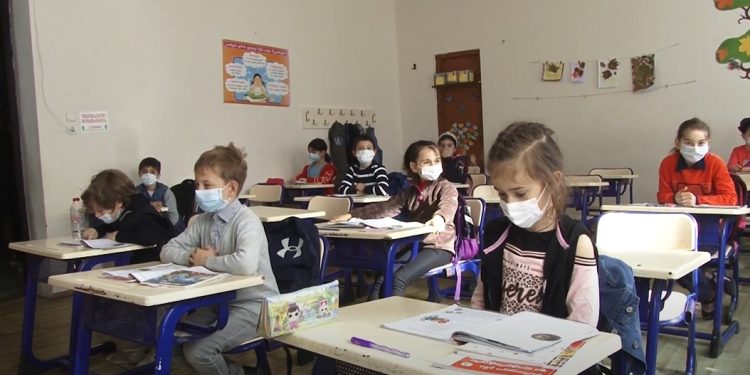 ოზურგეთში ერთი სკოლა სამი დღეა დისტანციურად სწავლობს, 12 სკოლა კი მუშაობის ჰიბრიდულ რეჟიმზეა გადასული