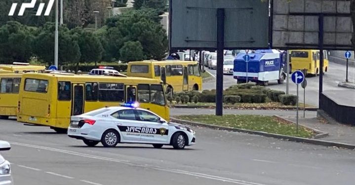 ბარათაშვილის ხიდის მიმდებარედ ავტობუსებით სპეცრაზმი და წყლის ჭავლის მანქანებია მობილიზებული