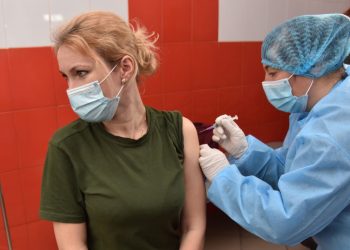 უკრაინა ჯანდაცვის სექტორის თანამშრომლებისთვის სავალდებულო კოვიდვაქცინაციის დაწესებას გეგმავს