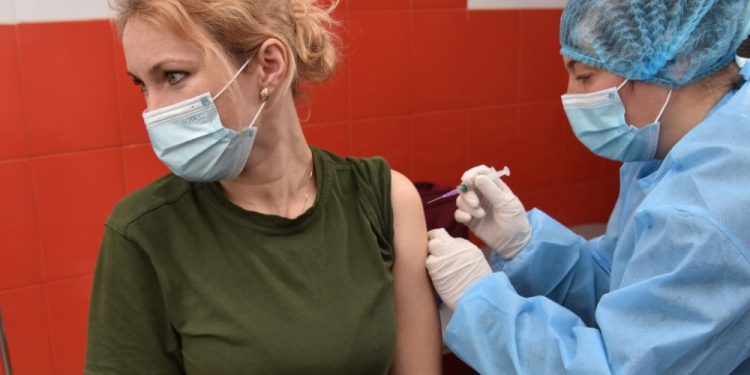 უკრაინა ჯანდაცვის სექტორის თანამშრომლებისთვის სავალდებულო კოვიდვაქცინაციის დაწესებას გეგმავს