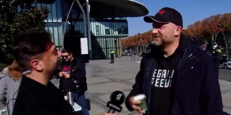 “გირჩი – მეტი თავისუფლების” წევრები ეროვნულ ბანკთან ყავას 1 დოლარად ყიდიან