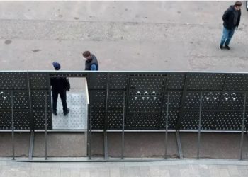 პარლამენტის უკანა შესასვლელთან რკინის ღობე აღმართეს