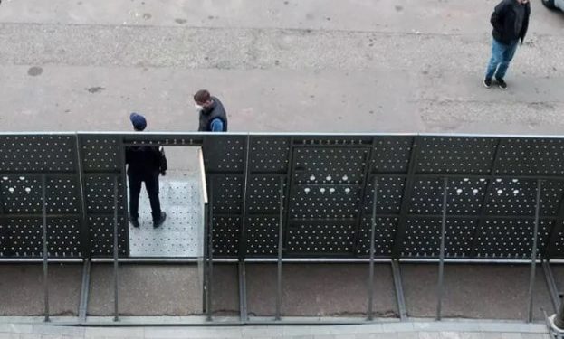 პარლამენტის უკანა შესასვლელთან რკინის ღობე აღმართეს