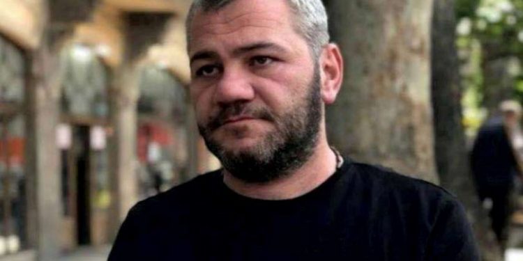 ზაზა სარალიძის თქმით, ღარიბაშვილზე კრიტიკული პოსტების გამო მას და მის ოჯახს ემუქრებიან