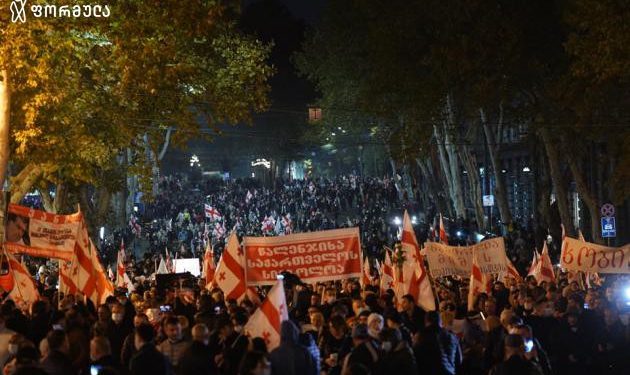 აქციის მონაწილეები თავისუფლების მოედნიდან მსვლელობით მთავრობის ადმინისტრაციისკენ მიემართებიან
