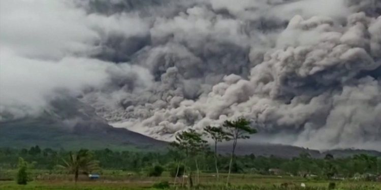 ვიდეო – ინდონეზიაში ვულკან „სემერუს“ ამოფრქვევის შედეგად დაიღუპა ერთი და დაშავდა 41 ადამიანი
