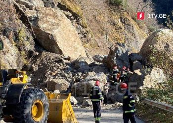 ზუგდიდი-ჯვარი-მესტიის საავტომობილო გზაზე კლდის მასა ჩამოინგრა
