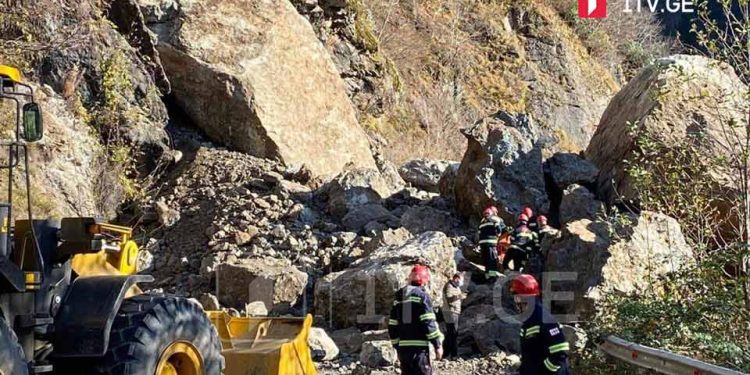 ზუგდიდი-ჯვარი-მესტიის საავტომობილო გზაზე კლდის მასა ჩამოინგრა