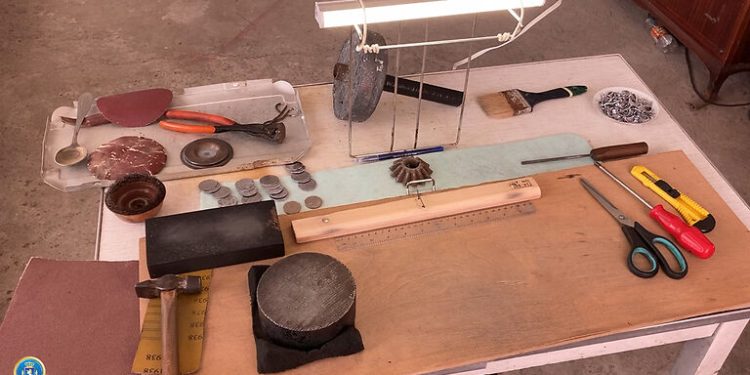 ყალბი მონეტების დამზადებისა და თაღლითობის ბრალდებით ერთი პირი დააკავეს