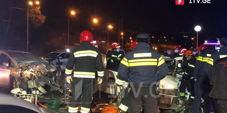 ავტოსაგზაო შემთხვევა მოხდა გმირთა მოედანთან, თბილისში, არიან დაშავებულები