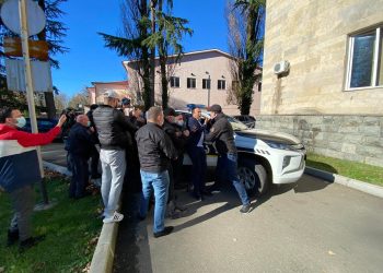 ოზურგეთის საკრებულოს სხდომაზე “ნაციონალური მოძრაობის” დეპუტატი დავით მჟავანაძე დააკავეს