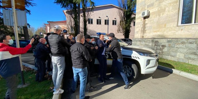 ოზურგეთის საკრებულოს სხდომაზე “ნაციონალური მოძრაობის” დეპუტატი დავით მჟავანაძე დააკავეს