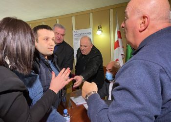 ამ წუთებში ხმაური და დაპირისპირება ოზურგეთის საკრებულოს სხდომაზე