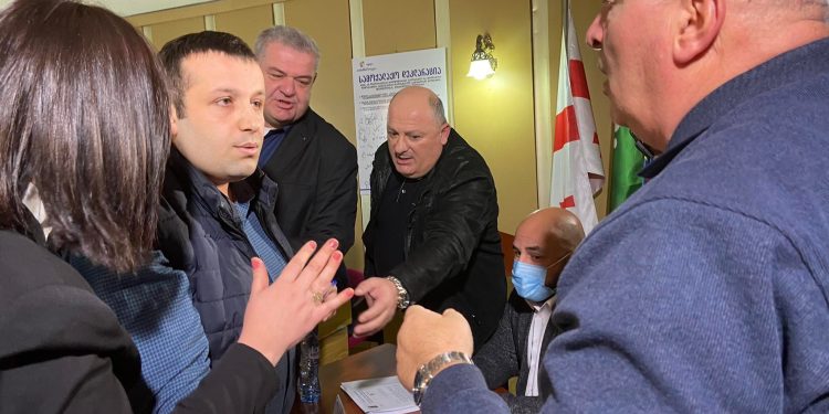 ამ წუთებში ხმაური და დაპირისპირება ოზურგეთის საკრებულოს სხდომაზე