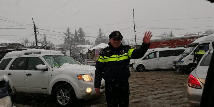 ამ წუთებში თბილისისკენ მიმავალი გზა პარალიზებულია – პატრული ავტომობილებს ზესტაფონიდან უკან აბრუნებს