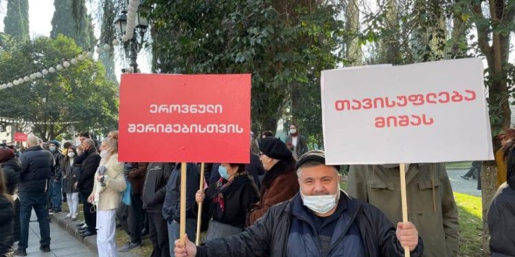 პრეზიდენტის ადმინისტრაციასთან სააკაშვილის გათავისუფლების მოთხოვნით აქცია მიმდინარეობს