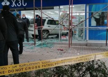 ზუგდიდის ერთ-ერთ აფთიაქში ავტომანქანა შევარდა