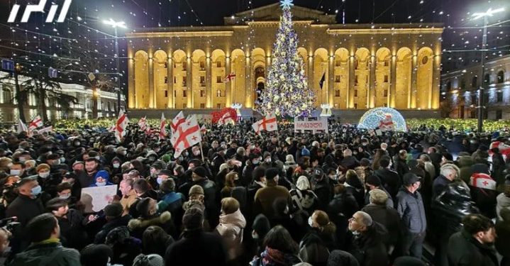 “თავისუფლება მიშას” – რუსთაველის გამზირზე საპროტესტო აქცია მიმდინარეობს