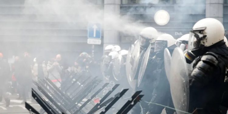 ბრიუსელში კოვიდ შეზღუდვების მოწინააღმდეგეებსა და სამართალდამცავებს შორის შეტაკება მოხდა