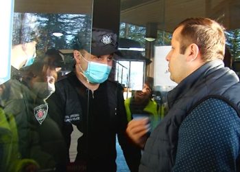 ცოტა ხნის წინ ხმაური იყო ოზურგეთის ადმინისტრაციულ შენობასთან – დაცვა დეპუტატებს და ჟურნალისტებს შენობაში არ უშვებდა